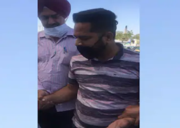 4.50 ਲੱਖ ਰੁਪਏ ਦੀ ਰਿਸ਼ਵਤ ਲੈਂਦਾ ਵਿਜੀਲੈਂਸ ਬਿਊਰੋ ਵੱਲੋਂ  ਵਣ ਰੱਖਿਅਕ ਰੰਗੇ ਹੱਥੀਂ ਕਾਬੂ, ਇਕ ਫਰਾਰ