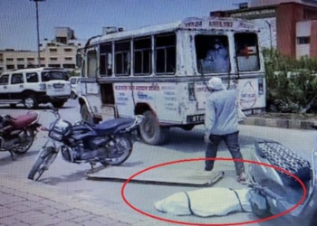 ਚਲਦੀ ਐਮਬੂਲੈਂਸ ਵਿਚੋਂ ਡਿੱਗੀ ਕੋਰੋਨਾ ਦੇ ਮਰੀਜ ਦੀ ਲਾਸ਼ , ਮੱਚੀ ਹਾਹਾਕਾਰ