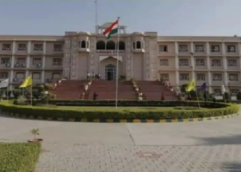 ਕੋਰੋਨਾ ਨੂੰ ਲੈ ਕੇ ਪਾਬੰਧੀ ਦੇ ਬਾਵਜੂਦ ਵੀ ਚੱਲ ਰਿਹਾ ਸੀ ਪ੍ਰਾਈਵੇਟ ਸਕੂਲ, ਵੱਡੀ ਗਿਣਤੀ ਵਿੱਚ ਬੱਚੇ ਅਤੇ ਅਧਿਆਪਕ ਪਾਏ ਗਏ ਕੋਰੋਨਾ ਪਾਜੀਟਿਵ,ਸਕੂਲ ਕੀਤਾ ਸੀਲ