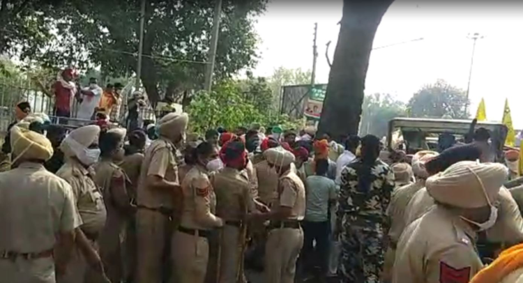 ਦਿੱਲੀ-ਕੱਟੜਾ ਐਕਸਪ੍ਰੈਸ ਹਾਈਵੇਅ ਲਈ ਜ਼ਮੀਨ ਪ੍ਰਾਪਤੀ ਵਿਰੋਧੀ ਸੰਘਰਸ਼ ਕਮੇਟੀ ਨੇ ਕੈਪਟਨ ਦੀ ਰਿਹਾਇਸ਼ ਦਾ ਘਿਰਾਓ ਕਰਨ ਦੀ ਕੀਤੀ ਕੋਸ਼ਿਸ਼