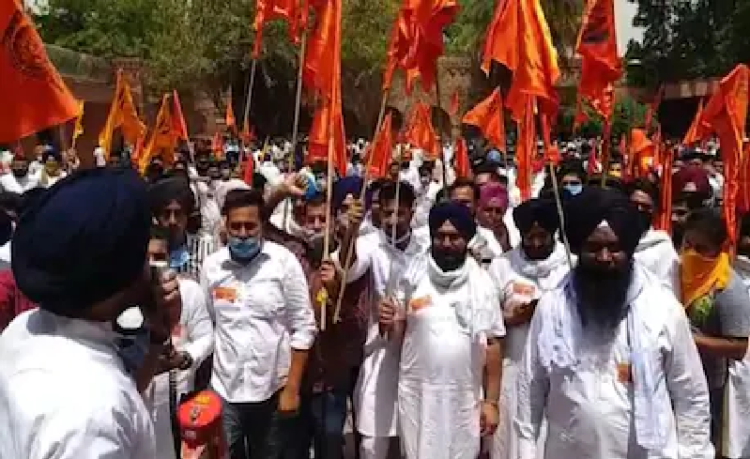 ਸੁਖਬੀਰ ਬਾਦਲ ਨੇ ਉਡਾਈਆਂ ਕੋਰੋਨਾ ਨਿਯਮਾਂ ਦੀਆਂ ਧਜੀਆਂ , ਕਾਂਗਰਸੀਆਂ ਨੇ ਕੀਤੀ ਪਰਚਾ ਦਰਜ ਕਰਨ ਦੀ ਮੰਗ