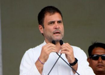 “ਨਦੀਆਂ ‘ਚ ਵਗਦੀਆਂ ਅਣਗਿਣਤ ਲਾਸ਼ਾਂ, ਹਸਪਤਾਲਾਂ ਵਿੱਚ ਮੀਲਾਂ ਤੱਕ ਲੱਗੀਆਂ ਲਾਈਨਾਂ, ਪ੍ਰਧਾਨ ਮੰਤਰੀ ਜੀ,ਉਹ ਗੁਲਾਬੀ ਚਸ਼ਮਾ ਉਤਾਰੋ, ਜਿਸ ਨਾਲ ਸੈਂਟਰਲ ਵਿਸਟਾ ਤੋਂ ਇਲਾਵਾ ਕੁਝ ਵੀ ਦਿਖਾਈ ਨਹੀਂ ਦਿੰਦਾ।”-ਰਾਹੁਲ ਗਾਂਧੀ