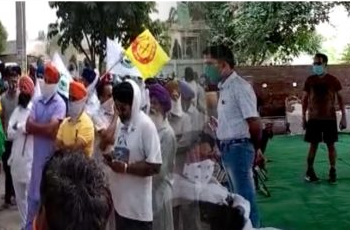 ਕਿਸਾਨਾਂ ਵੱਲੋਂ RSS ਦੇ ਖ਼ੂਨਦਾਨ ਕੈਂਪ ਦਾ ਕੀਤਾ ਗਿਆ ਵਿਰੋਧ ਮਾਹੌਲ ਹੋਇਆ ਤਣਾਅਪੂਰਨ