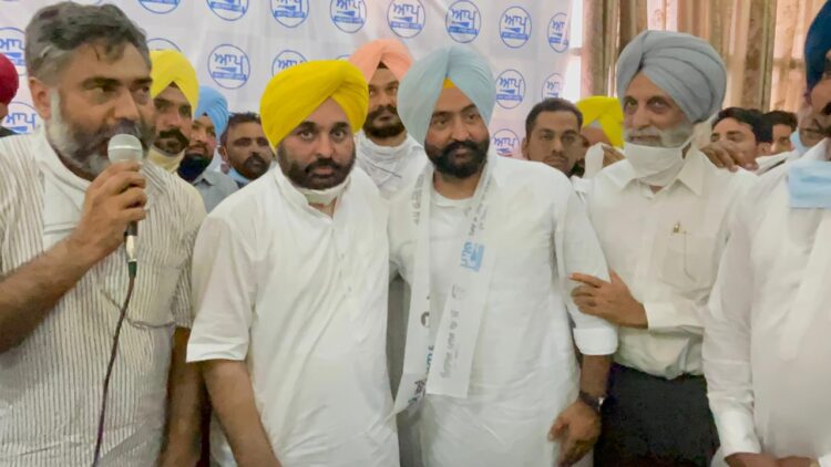 ਮੋਗਾ ਵਿੱਚ ਕਾਂਗਰਸ ਨੂੰ ਵੱਡਾ ਝਟਕਾ, ਲਾਡੀ ਢੋਸ ਹੋਏ ਭਗਵੰਤ ਮਾਨ ਦੀ ਹਾਜ਼ਰੀ ਵਿਚ ਆਪ ਵਿਚ ਸ਼ਾਮਿਲ