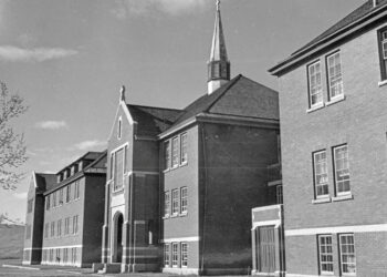 ਸਕੂਲ ਦੇ ਵਿਹੜੇ ਵਿਚੋਂ ਮਿਲੀਆਂ ਕਬਰਾਂ ਜਿਨ੍ਹਾਂ ਵਿਚ ਸੀ 751 ਬੱਚਿਆਂ ਦੀ ਲਾਸ਼ਾਂ