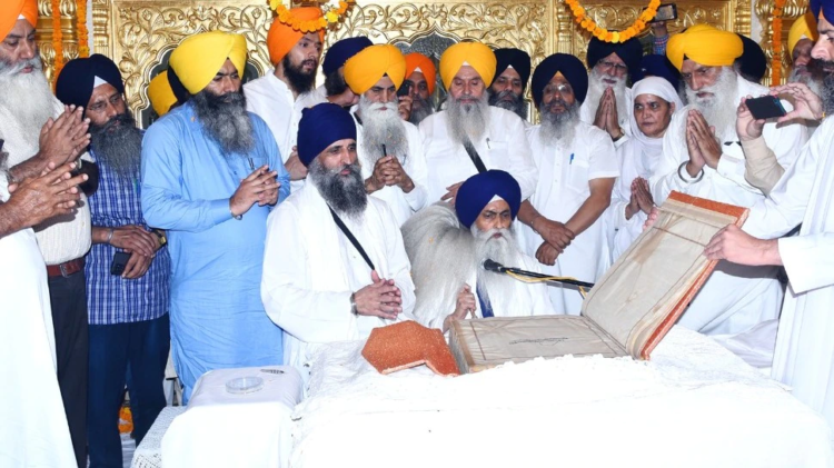 ਸੱਚਖੰਡ ਸ੍ਰੀ ਹਰਿਮੰਦਰ ਸਾਹਿਬ ਵਿਖੇ 1984 ਦੇ ਘੱਲੂਘਾਰੇ ਸਮੇਂ ਗੋਲੀ ਲੱਗਣ ਨਾਲ ਜ਼ਖ਼ਮੀ ਹੋਏ ਸ੍ਰੀ ਗੁਰੂ ਗ੍ਰੰਥ ਸਾਹਿਬ ਦੇ ਪਾਵਨ ਸਰੂਪ ਨੂੰ ਸੰਗਤ ਦਰਸ਼ਨਾਂ ਲਈ ਗੁਰਦੁਆਰਾ ਸ਼ਹੀਦ ਗੰਜ ਵਿਖੇ ਕੀਤਾ ਸੁਸ਼ੋਭਿਤ