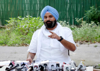 ਬਾਦਲ ਤੋਂ ਪੁੱਛਗਿੱਛ ਵੇਲੇ SIT ਨੇ ਲਿਆਂਦੇ ਦੋ ਨਕਲੀ DSP, ਮਜੀਠੀਆ ਨੇ  ਲਾਏ ਵੱਡੇ ਇਲਜ਼ਾਮ