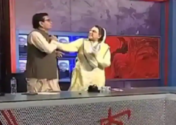 ਟੀ ਵੀ ਚੈਨਲ ਤੇ ਚਲਦੀ ਡਿਬੇਟ ਦੌਰਾਨ ਸਿਆਸੀ ਲੀਡਰ ਹੋਏ ਹੱਥੋਪਾਈ, ਔਰਤ ਨੇ ਮਰਦ ਦੇ ਜੜਿਆ ਥੱਪੜ