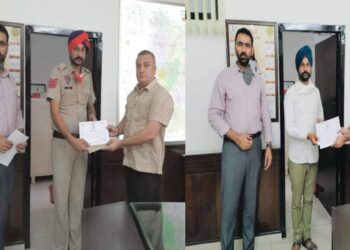 ਐਸ.ਐਸ.ਪੀ. ਮੋਗਾ ਨੇ ਅੰਨੇ ਕਤਲ ਦੀ ਗੁੱਥੀ ਸੁਲਝਾਉਣ ਵਾਲੇ ਕਾਂਸਟੇਬਲ ਚਰਨਜੀਤ ਸਿੰਘ ਅਤੇ ਨਗੌਰ ਸਿੰਘ ਦਾ ਕੀਤਾ ਸਨਮਾਨ