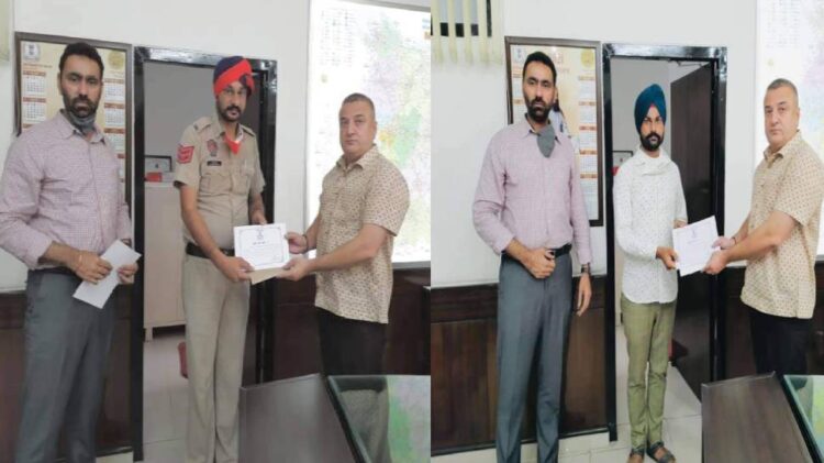 ਐਸ.ਐਸ.ਪੀ. ਮੋਗਾ ਨੇ ਅੰਨੇ ਕਤਲ ਦੀ ਗੁੱਥੀ ਸੁਲਝਾਉਣ ਵਾਲੇ ਕਾਂਸਟੇਬਲ ਚਰਨਜੀਤ ਸਿੰਘ ਅਤੇ ਨਗੌਰ ਸਿੰਘ ਦਾ ਕੀਤਾ ਸਨਮਾਨ