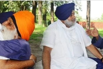 ਕਿਸਾਨ ਕਨੂੰਨ ਰੱਦ ਕਰਵਾਉਣ ਲਈ ਚੰਡੀਗੜ ਵਿੱਚ ਪੱਕਾ ਮੋਰਚਾ ਲਾਈ ਬੈਠੇ ਬਾਬਾ ਲਾਭ ਸਿੰਘ ਨੂੰ ਮਿਲਣ ਪਹੁੰਚੇ ਸੁਖਬੀਰ ਸਿੰਘ ਬਾਦਲ, ਹੋਏ ਭਾਵੁਕ