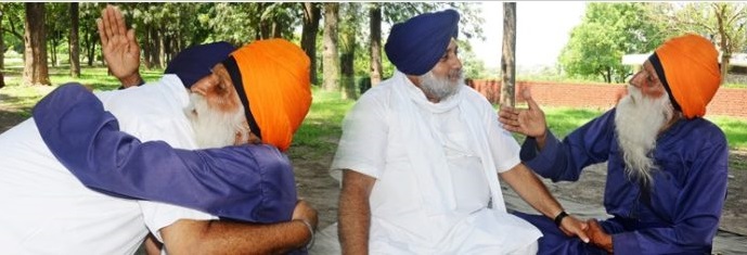 ਕਿਸਾਨ ਕਨੂੰਨ ਰੱਦ ਕਰਵਾਉਣ ਲਈ ਚੰਡੀਗੜ ਵਿੱਚ ਪੱਕਾ ਮੋਰਚਾ ਲਾਈ ਬੈਠੇ ਬਾਬਾ ਲਾਭ ਸਿੰਘ ਨੂੰ ਮਿਲਣ ਪਹੁੰਚੇ ਸੁਖਬੀਰ ਸਿੰਘ ਬਾਦਲ, ਹੋਏ ਭਾਵੁਕ