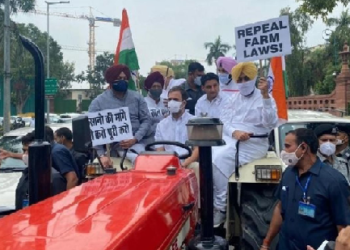 ਕਾਂਗਰਸ ਨੇਤਾ ਰਾਹੁਲ ਗਾਂਧੀ ਖੁਦ ਕਿਸਾਨਾਂ ਦੇ ਹੱਕ ਵਿੱਚ ਟਰੈਕਟਰ ਚਲਾਅ ਕੇ ਸੰਸਦ ਪਹੁੰਚਿਆ, ਬੈਨਰ ਤੇ ਲਿਖਿਆ ਤਿੰਨੇ ਕਾਲੇ ਕਾਨੂੰਨ ਵਾਪਸ ਲਵੋ,ਵਾਪਸ ਲਵੋ