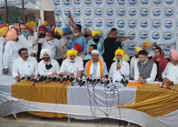 ਸਯੁੰਕਤ ਅਕਾਲੀ ਦਲ ਦੇ ਆਗੂ ਸੇਵਾ ਸਿੰਘ ਸੇਖਵਾਂ ਦੇ ਘਰ ਪਹੁੰਚ ਕੇ ਅਰਵਿੰਦ ਕੇਜਰੀਵਾਲ ਨੇ ਸੇਖਵਾਂ ਨੂੰ ਕੀਤਾ ਪਾਰਟੀ ਵਿੱਚ ਸ਼ਾਮਲ