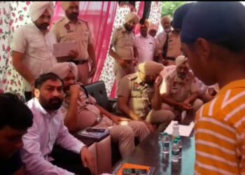 ਧਨਾਢ ਵਿਆਕਤੀ ਵੱਲੋਂ ਅੰਬ ਤੋੜਨ ਨੂੰ ਲੈ ਕੀਤੀ ਬੱਚਿਆਂ ਦੀ ਕੁੱਟਮਾਰ ਦਾ ਮਾਮਲਾ ਭੱਖਿਆ