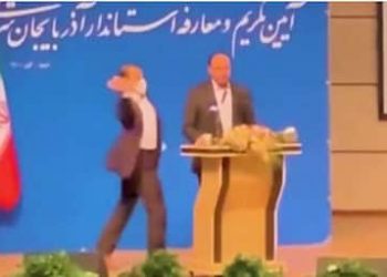 ਜਦੋਂ ਇਰਾਨ ਵਿਚ ਸੌਂਹ ਚੁੱਕ ਸਮਾਗਮ ਦੌਰਾਨ ਅਣਜਾਣ ਵਿਅਕਤੀ ਨੇ ਮਾਰਿਆ ਗਵਰਨਰ ਦੇ ਥੱਪੜ, ਦੇਖੋ ਵੀਡੀਓ