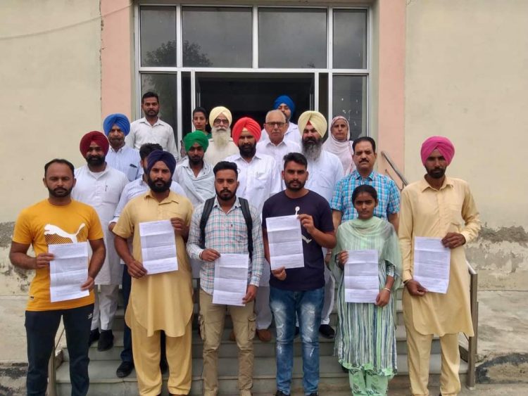 ਕਿਸਾਨ ਅੰਦੋਲਨ ਚ ਸ਼ਹੀਦ ਕਿਸਾਨਾਂ ਦੇ ਪਰਿਵਾਰਕ ਮੈਂਬਰਾਂ ਨੂੰ ਦਰਸ਼ਨ ਸਿੰਘ ਬਰਾੜ ਨੇ ਸੌਂਪੇ ਨਿਯੁਕਤੀ ਪੱਤਰ