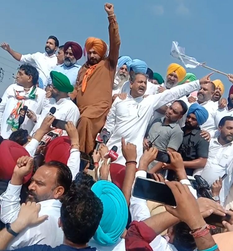 ਨਵਜੋਤ ਸਿੰਘ ਸਿੱਧੂ ਹਲਕਾ ਵਿਧਾਇਕਾਂ ਨੂੰ ਨਾਲ ਲੈ ਲਖੀਮਪੁਰ ਵੱਲ ਵੱਡਾ ਕਾਫਲਾ ਲੈ ਕੇ ਹੋਏ ਰਵਾਨਾ