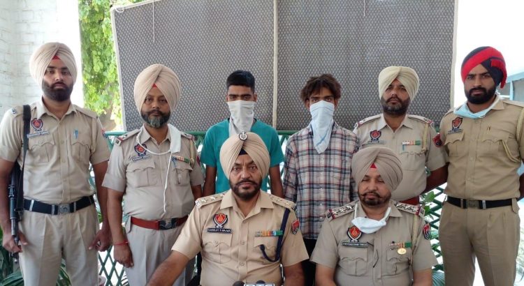 ਸੋਨੇ ਦੀਆਂ ਚੂੜੀਆਂ, ਮੋਟਰਸਾਈਕਲ, ਕ੍ਰਿਪਾਨ ਅਤੇ ਦਾਤਰ ਸਮੇਤ ਲੁੱਟਾਂ ਖੋਹਾਂ ਕਰਨ ਵਾਲੇ ਪੁਲਿਸ ਅੜਿਕੇ