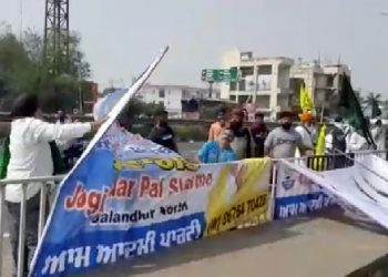 ਕਿਸਾਨਾਂ ਨੇ ਕੇਜਰੀਵਾਲ ਦੇ ਸੁਆਗਤ ਵਿੱਚ ਲੱਗੇ ਬੇਨਰ,ਪੋਸਟਰ ਪਾੜੇ, ਕੀਤਾ ਜਬਰਦਸਤ ਵਿਰੋਧ