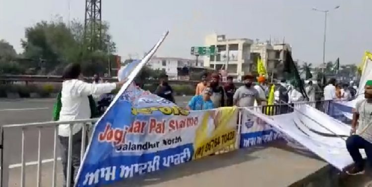ਕਿਸਾਨਾਂ ਨੇ ਕੇਜਰੀਵਾਲ ਦੇ ਸੁਆਗਤ ਵਿੱਚ ਲੱਗੇ ਬੇਨਰ,ਪੋਸਟਰ ਪਾੜੇ, ਕੀਤਾ ਜਬਰਦਸਤ ਵਿਰੋਧ