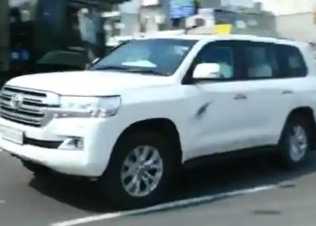 ਬਾਦਲ ਵੱਲ ਕਿਸਾਨਾਂ ਨੇ ਚਲਾਈ ਜੁੱਤੀ ,ਵੱਜੀ ਗੱਡੀ ਦੇ ਟਾਈਰ ਤੇ