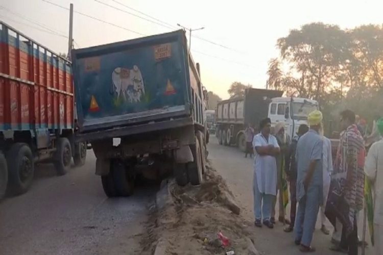 ਟਿਕਰੀ ਬਾਰਡਰ ਤੋਂ ਪੰਜਾਬ ਵਾਪਸ ਆਉਣ ਲਈ ਆਟੋ ਦੀ ਵੇਟ ਕਰਦੀਆਂ ਕਿਸਾਨ ਔਰਤਾਂ ਨੂੰ ਤੇਜ ਰਫ਼ਤਾਰ ਟਰੱਕ ਨੇ ਕੁਚਲਿਆ, 3 ਦੀ ਮੌਤ