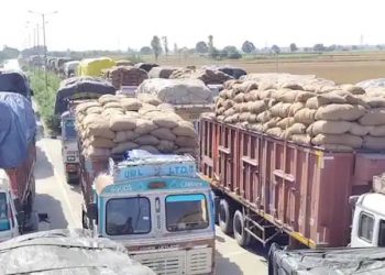 ਪੰਜਾਬ ਵਿੱਚ ਦੂਜੇ ਸੂਬਿਆਂ ਤੋਂ ਝੋਨਾ ਲੈ ਕੇ ਆ ਰਹੀਆਂ 100 ਗੱਡੀਆਂ ਨੂੰ ਲੱਖਾ ਸਿਧਾਣਾ ਤੇ ਕਿਸਾਨ ਯੂਨੀਅਨ ਨੇ ਖਨੌਰੀ ਬਾਰਡਰ ਤੇ ਰੋਕਿਆ