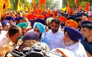 ਤੇਲ ਦੀਆਂ ਕੀਮਤਾਂ ਨੂੰ ਲੈ ਕੇ ਸਰਕਾਰ ਤੇ ਦਬਾਅ ਬਣਾਉਣ ਲਈ ਅਕਾਲੀ ਦਲ ਨੇ ਕੀਤੀ ਸੀ ਐਮ ਹਾਊਸ ਘੇਰਨ ਦੀ ਕੋਸ਼ਿਸ਼, ਪੁਲਿਸ ਨੇ ਕੀਤਾ ਲਾਠੀਚਾਰਜ