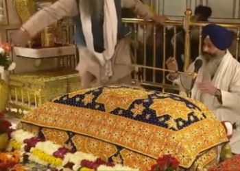 ਹਰਮੰਦਿਰ ਸਾਹਿਬ ਦੇ ਅੰਦਰ ਬੇਅਦਬੀ ਦੀ ਹੋਈ ਕੋਸ਼ਿਸ, ਮੁਲਜ਼ਮ ਮੌਕੇ ਤੇ ਮੌਤ ਦੇ ਘਾਟ ਉਤਾਰਿਆ