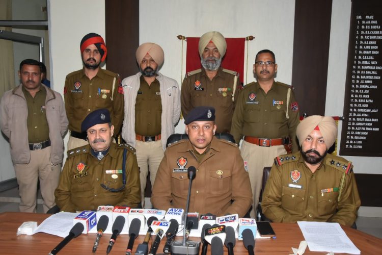 ਪੁਲਿਸ ਨੂੰ ਮਿਲੀ ਵੱਡੀ ਸਫਲਤਾ ਲੁੱਟਾਂ ਖੋਹਾਂ ਕਰਨ ਵਾਲਾ ਗਿਰੋਹ ਨੂੰ ਕੀਤਾ ਕਾਬੂ