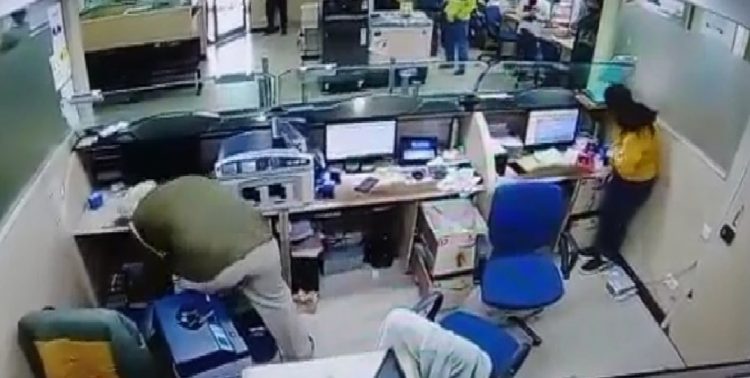 ਐਚਡੀਐਫਸੀ ਬੈਂਕ ਵਿੱਚ ਵੱਡੀ ਲੁੱਟ ,ਲੁਟੇਰੇ ਪੁਲਿਸ ਦੀ ਵਰਦੀ ਵਿੱਚ ਬੈਂਕ ਅੰਦਰ ਦਾਖਲ ਹੋਏ