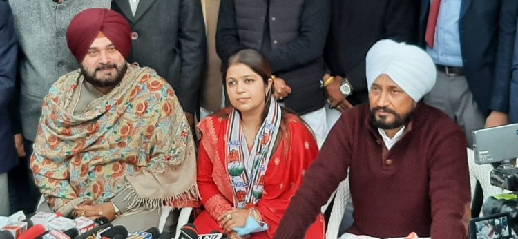 ਕਾਂਗਰਸ ਪ੍ਰਧਾਨ ਨਵਜੋਤ ਸਿੱਧੂ ਅਤੇ ਚਰਨਜੀਤ ਸਿੰਘ ਚੰਨੀ ਨੇ ਮਾਲਵਿਕਾ ਸੂਦ ਨੂੰ ਕੀਤਾ ਪਾਰਟੀ ਵਿੱਚ ਸ਼ਾਮਿਲ