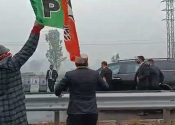 ਪ੍ਰਧਾਨ ਮੰਤਰੀ ਦੀ ਗੱਡੀ ਨੇੜੇ ਭਾਜਪਾ ਵਰਕਰਾਂ ਦੀਆ ਝੰਡਾ ਲਹਿਰਾਉਣ ਵਾਲੀਆਂ ਤਸਵੀਰਾਂ ਆਇਆ ਸਾਹਮਣੇ