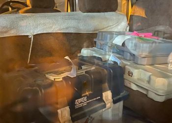 ਬਿਨ੍ਹਾਂ ਨੰਬਰ ਪਲੇਟਾਂ ਵਾਲੀ ਗੱਡੀ ਵਿੱਚੋਂ ਈ. ਵੀ. ਐਮ. ਮਸ਼ੀਨਾ ਬਰਾਮਦ