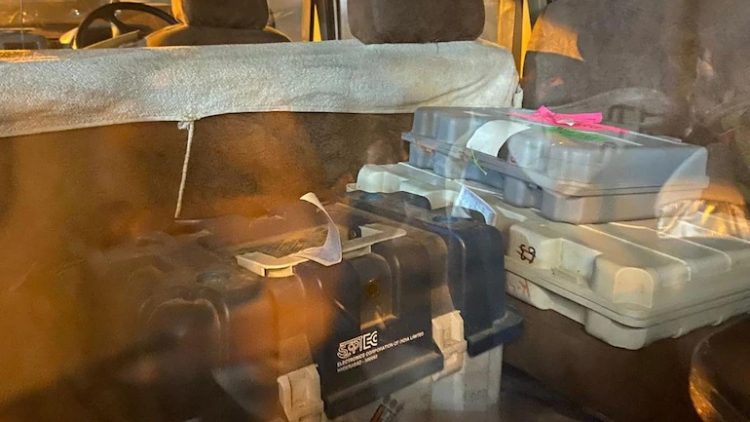 ਬਿਨ੍ਹਾਂ ਨੰਬਰ ਪਲੇਟਾਂ ਵਾਲੀ ਗੱਡੀ ਵਿੱਚੋਂ ਈ. ਵੀ. ਐਮ. ਮਸ਼ੀਨਾ ਬਰਾਮਦ