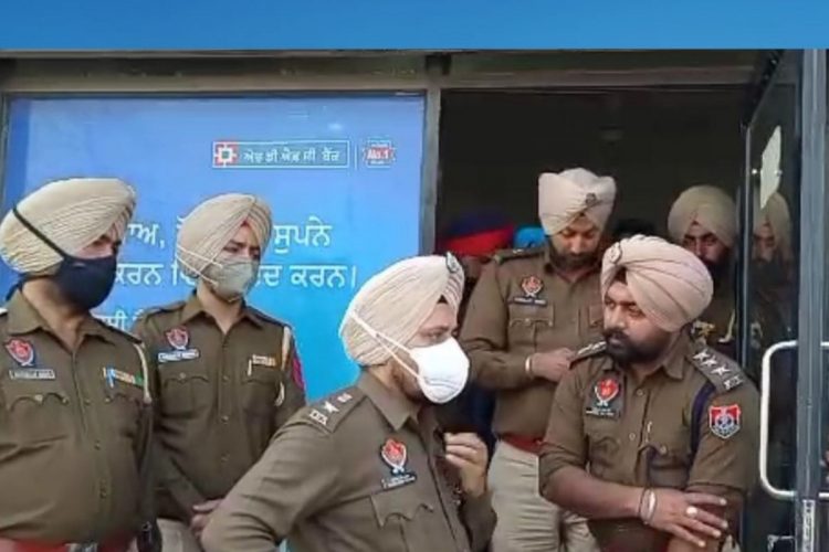 ਤਰਨਤਾਰਨ ਵਿਖੇ HDFC ਬੈਂਕ ਵਿੱਚ ਵੱਜਿਆ 25 ਲੱਖ ਰੁਪਏ ਦਾ ਡਾਕਾ , ਗਾਰਡਾਂ ਦੇ ਮੋਬਾਈਲ ਵੀ ਖੋਹੇ