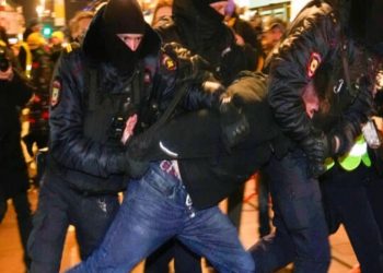 ਰੂਸ ਵੱਲੋਂ ਯੂਕਰੇਨ ਤੇ ਕੀਤੇ ਹਮਲੇ ਦੌਰਾਨ 137 ਲੋਕਾਂ ਦੀ ਮੌਤ, ਰੂਸ ਦੇ ਲੋਕ ਆਏ ਯੂਕਰੇਨ ਦੇ ਪੱਖ ਵਿੱਚ ਹੋਇਆ ਗ੍ਰਿਫਤਾਰੀਆਂ