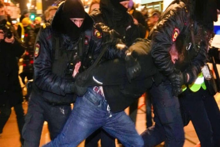 ਰੂਸ ਵੱਲੋਂ ਯੂਕਰੇਨ ਤੇ ਕੀਤੇ ਹਮਲੇ ਦੌਰਾਨ 137 ਲੋਕਾਂ ਦੀ ਮੌਤ, ਰੂਸ ਦੇ ਲੋਕ ਆਏ ਯੂਕਰੇਨ ਦੇ ਪੱਖ ਵਿੱਚ ਹੋਇਆ ਗ੍ਰਿਫਤਾਰੀਆਂ