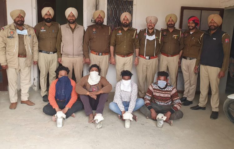 ਪੈਟ੍ਰੋਲ ਪੰਪ ਦੀ ਲੁੱਟ ਦੀ ਸ਼ਿਕਾਇਤ ਦਰਜ ਕਰਵਾਉਣ ਵਾਲਾ ਵਿਅਕਤੀ ਹੀ ਨਿਕਲਿਆ ਦੋਸ਼ੀ, 4 ਕਾਬੂ