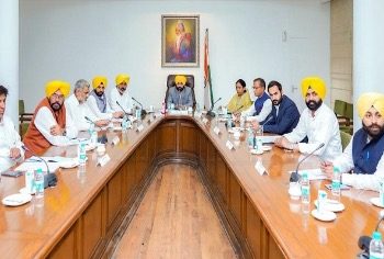 ਪੰਜਾਬ ਕੈਬਨਿਟ ਨੇ ਪਹਿਲੀ ਮੀਟਿੰਗ ਚ ਕੀਤਾ ਵੱਡਾ ਐਲਾਨ , 25000 ਸਰਕਾਰੀ ਨੌਕਰੀਆਂ ਨੂੰ ਹਰੀ ਝੰਡੀ
