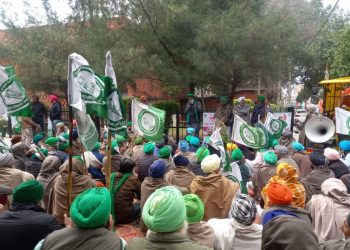 ਕਿਸਾਨਾਂ ਤੋਂ ਬੰਧਕ ਬਣਾਏ ਤਹਿਸੀਲਦਾਰ ਤੇ ਹੋਰ ਅਧਿਕਾਰੀ ਛਡਾਉਣ ਲਈ ਪੁਲਿਸ ਨੇ ਕੀਤਾ ਲਾਠੀਚਾਰਜ