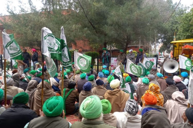 ਕਿਸਾਨਾਂ ਤੋਂ ਬੰਧਕ ਬਣਾਏ ਤਹਿਸੀਲਦਾਰ ਤੇ ਹੋਰ ਅਧਿਕਾਰੀ ਛਡਾਉਣ ਲਈ ਪੁਲਿਸ ਨੇ ਕੀਤਾ ਲਾਠੀਚਾਰਜ