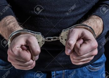 ਦਿਨ ਦਿਹਾੜੇ ਔਰਤ ਵੱਲੋਂ ਆਪਣੇ ਪਤੀ ਨੂੰ ਪੁਲਿਸ ਹਿਰਾਸਤ ਵਿੱਚੋ ਛਡਾ ਕੇ, ਕਾਰ ਵਿੱਚ ਬਠਾ ਹੋਈ ਫਰਾਰ