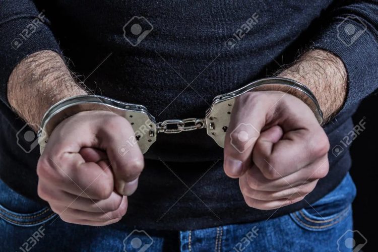 ਦਿਨ ਦਿਹਾੜੇ ਔਰਤ ਵੱਲੋਂ ਆਪਣੇ ਪਤੀ ਨੂੰ ਪੁਲਿਸ ਹਿਰਾਸਤ ਵਿੱਚੋ ਛਡਾ ਕੇ, ਕਾਰ ਵਿੱਚ ਬਠਾ ਹੋਈ ਫਰਾਰ