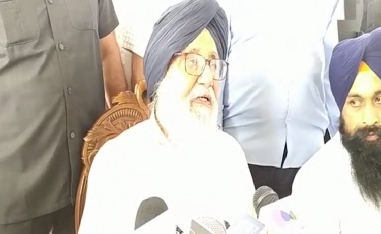 ਪ੍ਰਕਾਸ਼ ਸਿੰਘ ਬਾਦਲ ਨੇ ਮਾਰੀ ਬੜ੍ਹਕ, ਵਰਕਰਾਂ ਨੂੰ ਦਿੱਤਾ ਹੌਸਲਾ, ਆਖਿਆ ਮੇਰੇ ਹੁੰਦਿਆਂ ਕੋਈ ਤੁਹਾਡੀ ਹਵਾ ਵੱਲ ਨਹੀਂ ਦੇਖੇਗਾ