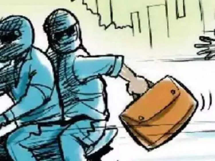 ਪਿੰਡ ਮਾਛੀਕੇ ਵਿਖੇ ਦੋ ਨਕਾਬਪੋਸ਼ ਪੈਟਰੋਲ ਪੰਪ ਦੇ ਮੈਨੇਜਰ ਕੋਲੋਂ ਤਿੰਨ ਲੱਖ ਪੈਹਟ ਹਜ਼ਾਰ ਦੀ ਰਾਸ਼ੀ ਲੁੱਟਕੇ ਹੋਏ ਫਰਾਰ