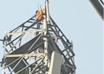 ਸੰਤ ਜਰਨੈਲ ਸਿੰਘ ਖਾਲਸਾ ਭਿੰਡਰਾਂਵਾਲਿਆਂ ਦੇ ਜੱਦੀ ਪਿੰਡ ਵਿੱਚ ਸਿੱਖ ਕੌਮ ਦੀਆਂ ਮੰਗਾਂ ਨੂੰ ਲੈ ਕੇ ਟਾਵਰ ਤੇ ਚੜ੍ਹਿਆ ਨੌਜਵਾਨ￼