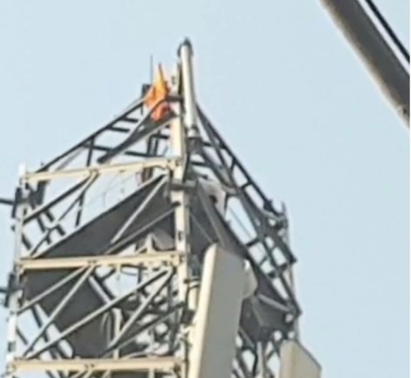 ਸੰਤ ਜਰਨੈਲ ਸਿੰਘ ਖਾਲਸਾ ਭਿੰਡਰਾਂਵਾਲਿਆਂ ਦੇ ਜੱਦੀ ਪਿੰਡ ਵਿੱਚ ਸਿੱਖ ਕੌਮ ਦੀਆਂ ਮੰਗਾਂ ਨੂੰ ਲੈ ਕੇ ਟਾਵਰ ਤੇ ਚੜ੍ਹਿਆ ਨੌਜਵਾਨ