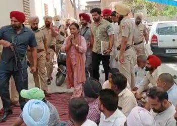 ਆਮ ਆਦਮੀ ਪਾਰਟੀ ਦੇ ਵਰਕਰਾਂ ਨੇ ਲਾਇਆ ਮੰਤਰੀ ਦੇ ਘਰ ਅੱਗੇ ਧਰਨਾ